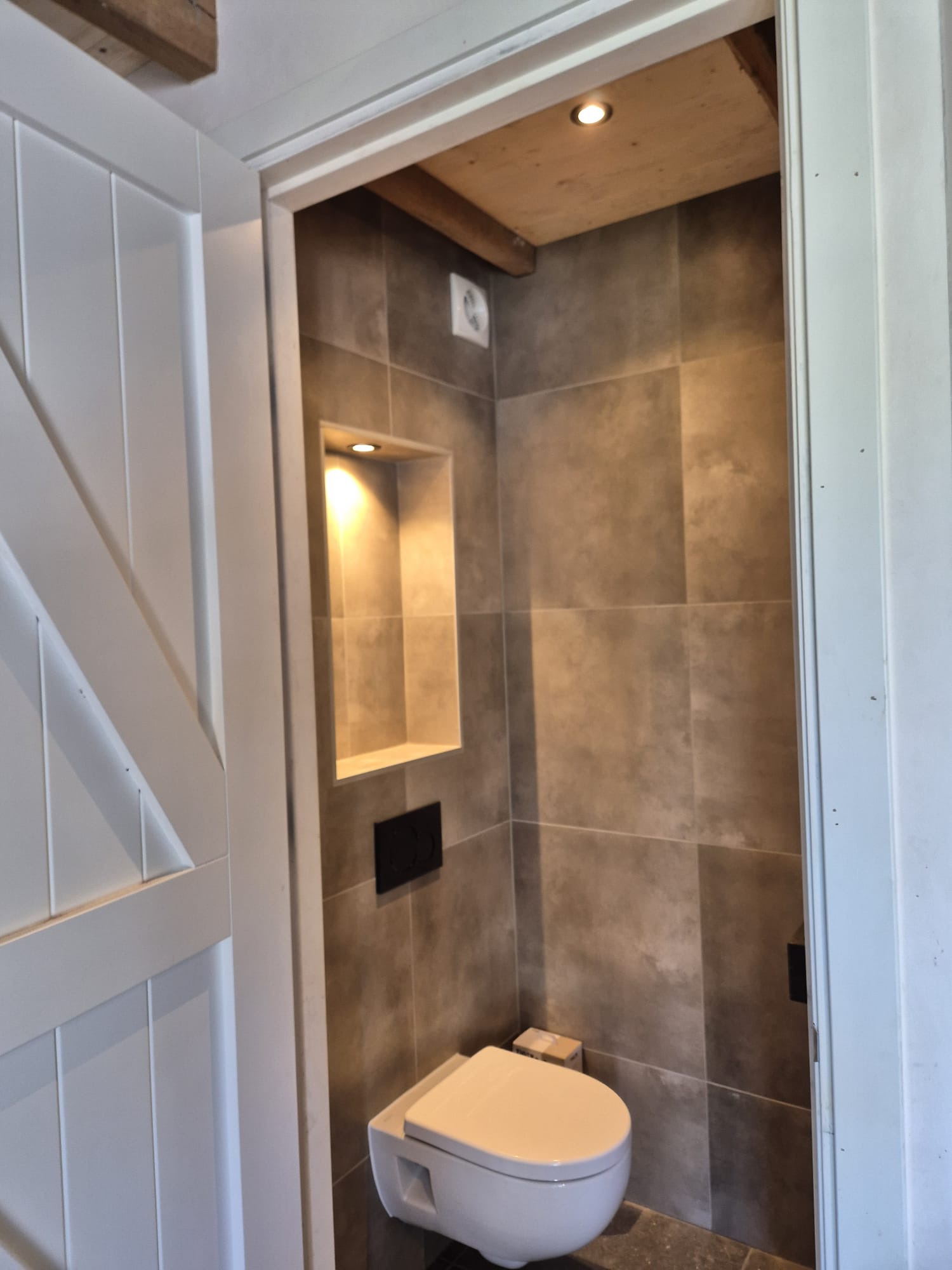 Toiletruimte met nisverlichting